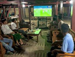 Bupati Andi Asman Nonton Timnas Indonesia Vs China di Kolong Rumah Kampung Halaman