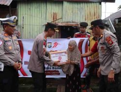 Hari Bhayangkara, Polres Bone Bagi-bagi Paket Cinta untuk Keluarga Kurang Mampu
