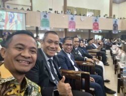 Milad Ke 71, UMI Hadiahi Bupati Bone Andi Asman Pin Emas Jadi Alumni Terbaik