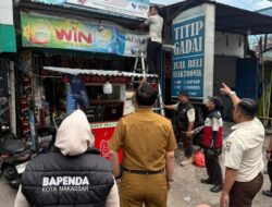 Bapenda Makassar Bongkar Reklame Tak Berizin, Jaga Ketertiban dan Estetika Kota