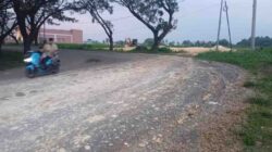 Waspada, Jalan Dekat Kantor DPRD Bone Penuh Lubang dan Material Berceceran