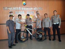 Bupati Bone Andi Asman Beri Sepeda Polisi Gagalkan Begal