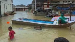 Tanete Riattang Timur Bone Diterjang Banjir, Warga Pakai Perahu Beraktivitas di Jalanan