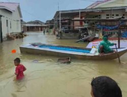 Tanete Riattang Timur Bone Diterjang Banjir, Warga Pakai Perahu Beraktivitas di Jalanan