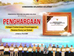 Gubernur Sulsel Andi Sudirman Terima Penghargaan Penataan Ruang Laut Terbaik dari Menteri KKP
