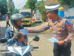 Bonceng Anak Naik Motor, Polisi: Wajib Pakai Helmet
