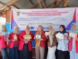 Fakultas Ekonomi Unhas Bekali Emak-emak Rumah Pesisir di Barru Cara Pengolahan Ikan
