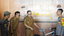 Bupati Andi Asman Beri Hadiah Sepeda Polisi Gagalkan Penculikan Anak di Bone