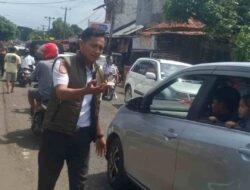 Darman, Kasi Dishub Bone Sigap Atur Lalu Lintas di Lokasi Longsor