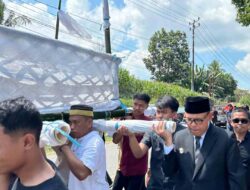 Wabup Bone Andi Akmal Berbaur Masyarakat Usung Keranda Jenazah Camat Palakka ke Kuburan