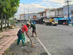 Bersihkan Sampah Sejak Subuh, Petugas DLH Sigap Usai Balapan Kapolres Cup Bhayangkara Drag Night