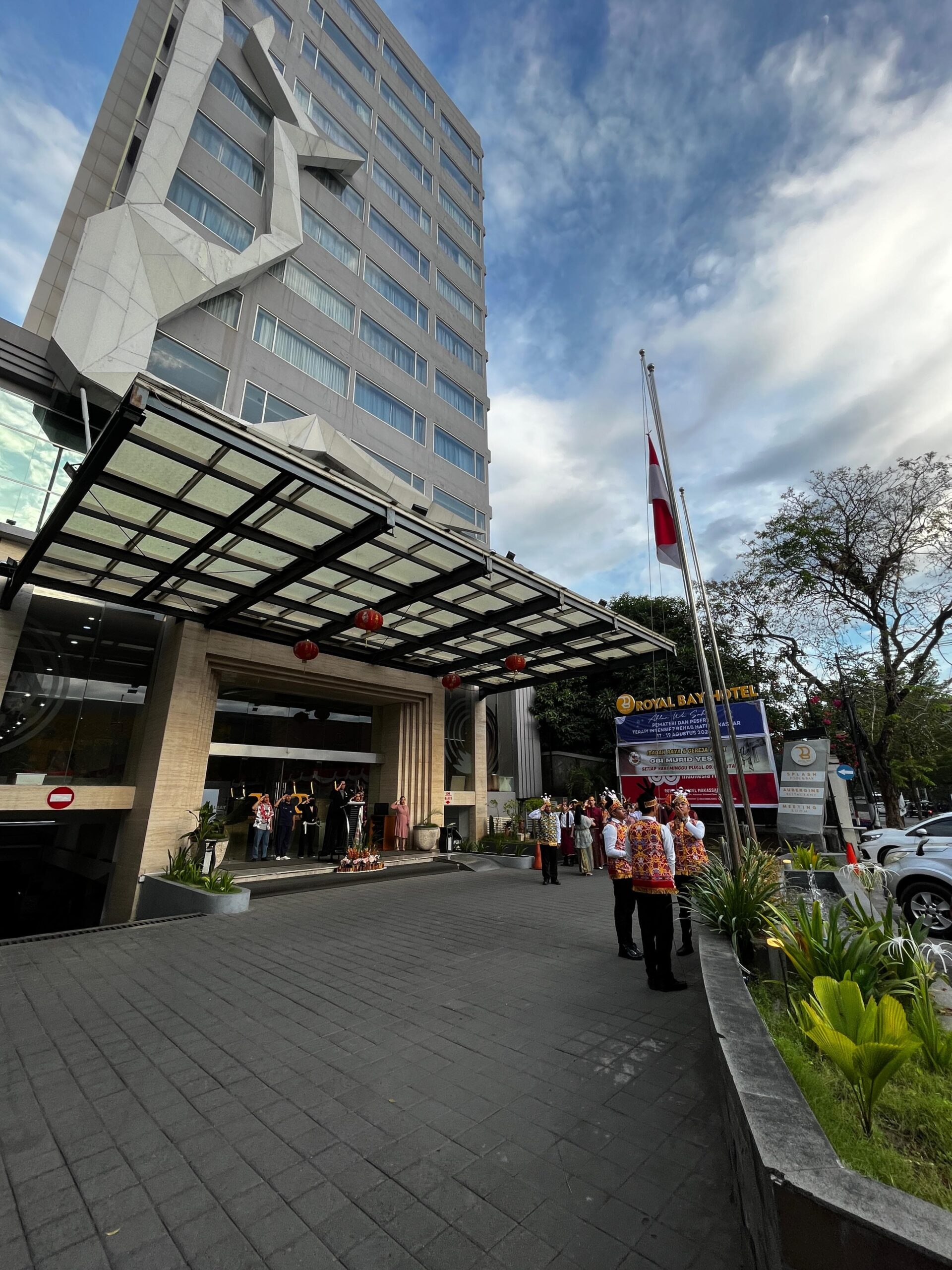 Royal Bay Hotel Makassar Gelar Aksi Bersih-Bersih Museum Kota dan Ajak UMKM Meriahkan HUT Kemerdekaan RI ke-80