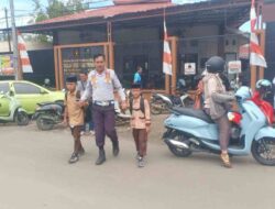Dishub Bone Sigap Bantu Anak-anak Seberangi Jalan