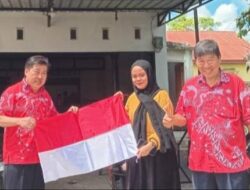 Semangat Nasionalisme Sambut HUT RI Ke-80, PSMTI Bone Bagikan 100 Bendera Merah Putih