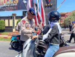 Semarak Hari Kemerdekaan, Personel Brimob Polda Sulsel Bagi-Bagi Bendera Merah Putih
