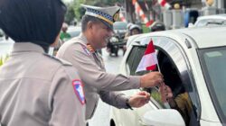 Bukti Cinta Polisi Bone, Kasat Lantas Bagikan Bendera Merah Putih