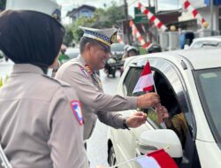 Bukti Cinta Polisi Bone, Kasat Lantas Bagikan Bendera Merah Putih