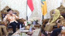 Momen Anggota DPR Taufan Pawe Tertawa Lepas Bersama Bupati Ratnawati di Sinjai