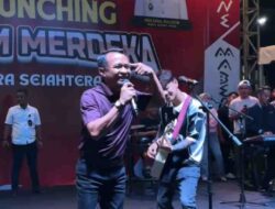 Tri Suaka Duet Bupati Bone Andi Asman Nyanyikan Singkong dan Keju di Panggung Lapangan Merdeka