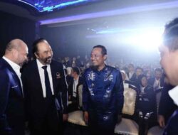 Surya Paloh Senyum Manis di Samping Gubernur Sulsel Andi Sudirman saat Rakernas Nasdem di Makassar