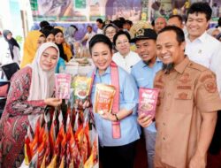 Titiek Soeharto Tersenyum di Samping Gubernur Andi Sudirman Kenalkan Produk Olahan Perikanan Sulsel