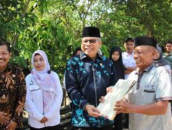 Serahkan Sertipikat Gratis, Taufan Pawe Bikin Senyum Masyarakat Soppeng