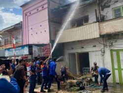 Damkar Bone Sigap Padamkan Si Jago Merah di Jalan Badak