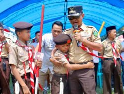 Tangisan Anak Yatim Piatu Pecah di Pelukan, Hangatnya Dekapan Bupati Bone Andi Asman di Lokasi Perkemahan