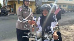 Kado Cinta Polwan Sat Lantas Polres Bone untuk Warga Tertib Lalu Lintas Sambut HUT Lantas Ke-70