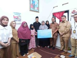 Gubernur Sulsel Andi Sudirman Serahkan Bantuan untuk Keluarga Kasi Kesra Korban Kebakaran DPRD Makassar