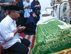 Gubernur Sulsel Andi Sudirman Melayat Prof Paturungi Parawansa, Mertua Gubernur Jatim Khofifah
