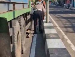 Bukti Polisi Baik, Polantas Bone Jadi Montir Dadakan Bantu Truk Mogok