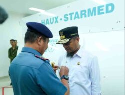 Gubernur Sulsel Andi Sudirman Terima Brevet Kehormatan Hiperbarik TNI AL