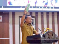 Bupati Andi Asman Tegur Perangkat Desa di Bone Main Medsos di Jam Kerja