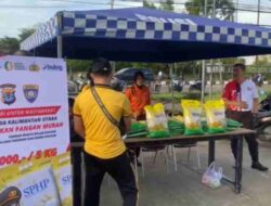 Susuri Sungai, Perjuangan Dit Binmas Polda Kaltara Penyaluran Beras SPHP di Wilayah Pelosok Desa