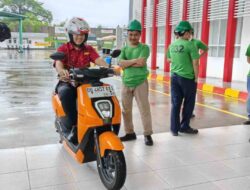 Asmo Sulsel Edukasi Safety Riding 70 Karyawan PT Malindo, Bagikan Tips Berkendara di Musim Hujan