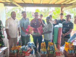 Peduli Korban Angin Puting Beliung di Desa Mallari, Wabup Bone Andi Akmal Serahkan Bantuan