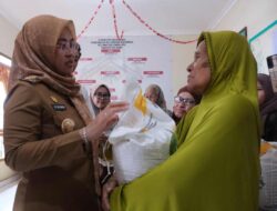 Pemkab Gowa Salurkan Beras BPNT di Katangka, Serahkan 20 Kg Beras dan 4 Liter Minyak per KPM