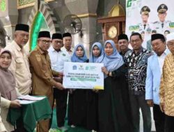 Imam Desa dan Kelurahan di Bone Terima Insentif, Wabup Andi Akmal Titip Pesan Bina Generasi Muda