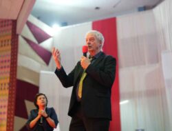 Ribuan Peserta Dapat Pencerahan Peran Vital Kimia untuk Dunia Berkelanjutan dari Peraih Nobel 2022 Prof. Morten P. Meldal di Unhas