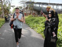 Wisatawan Amerika dan Inggris Belajar Industri Pembuatan Kapal Tradisional Legendaris di Bulukumba