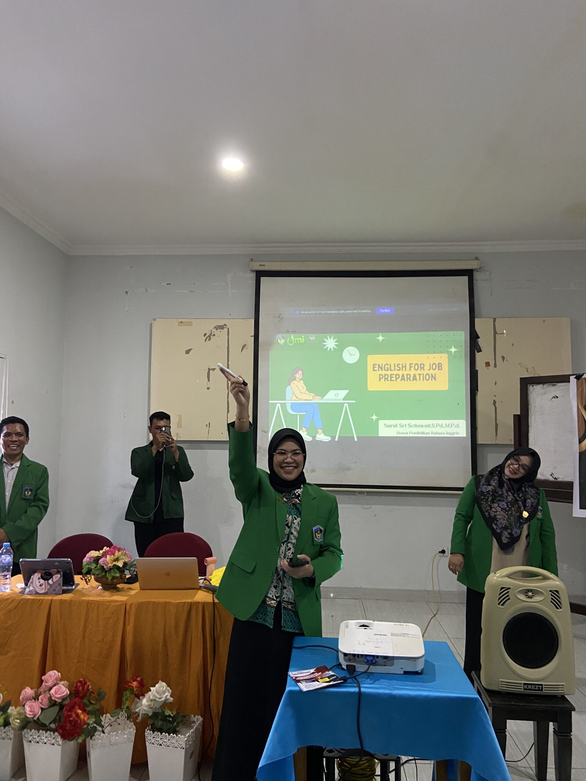 Dosen Fakultas Sastra, Ilmu Komunikasi dan Pendidikan saat melakukan pelatihan soft skill terhadap siswa SMKN 8 Makassar 