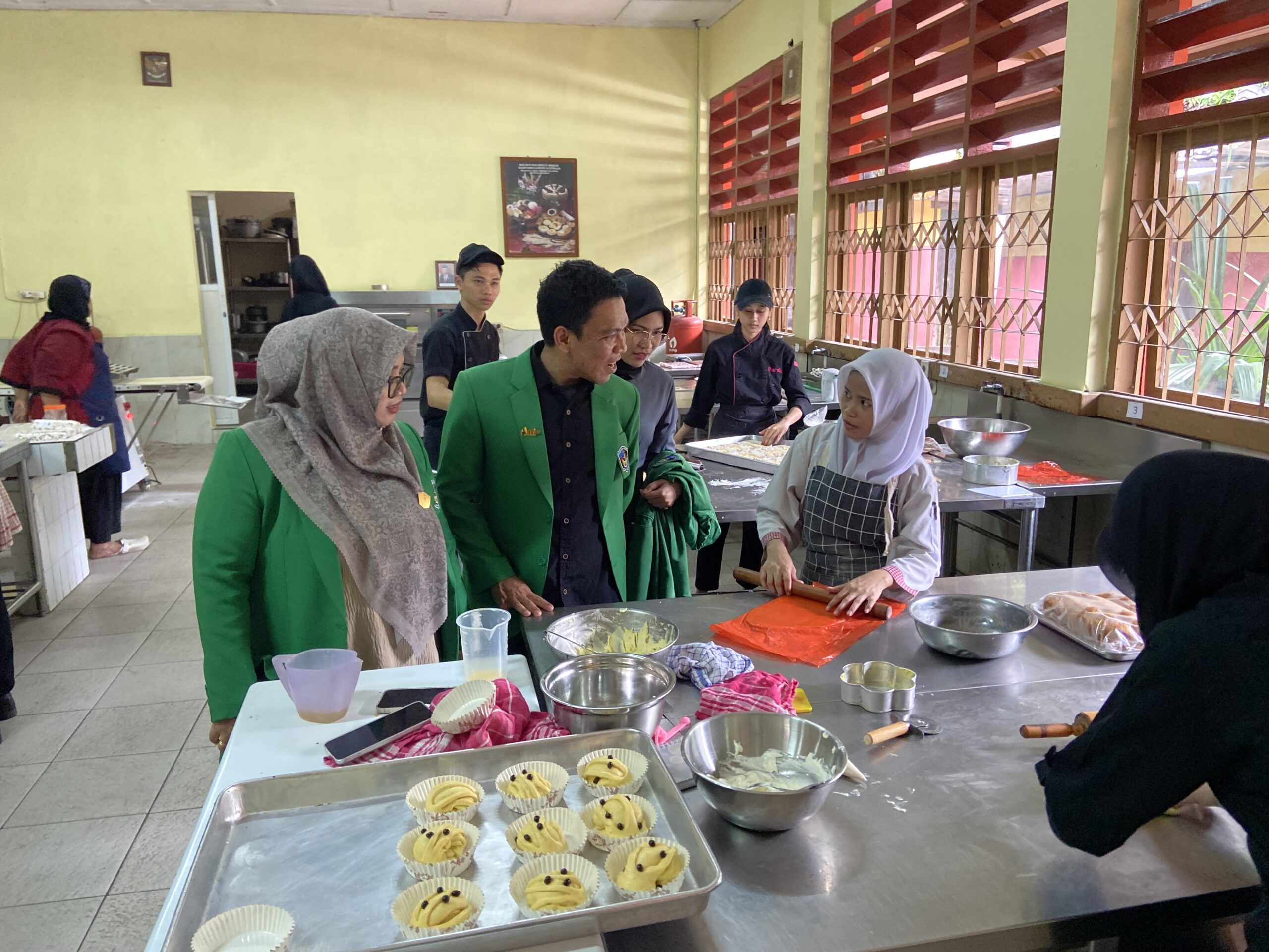 Dosen FSKIP UMI saat memantau kegiatan praktikum siswa terkait bagaimana penyajian dan pembuatan makanan ringan sebagai tugas akhir