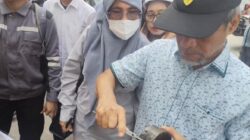 DPRD Sulsel Uji Ketebalan Aspal Jalan Hertasning Makassar, Begini Hasilnya
