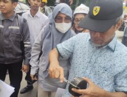 DPRD Sulsel Uji Ketebalan Aspal Jalan Hertasning Makassar, Begini Hasilnya