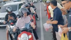 Employee Volunteering BPJS Ketenagakerjaan Bone Bagi-bagi Takjil di Depan Kantor