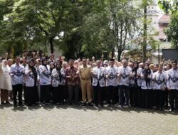 Wabup Darmawangsyah Salurkan Paket Sembako untuk Guru Honorer di Gowa