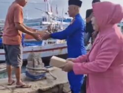 Kasat Polairud Polres Bone Bersama Bhayangkari Bagi-Bagi Takjil kepada Masyarakat Pesisir