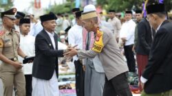 Kapolres AKBP Sugeng Setyo Budhi Salat Idulfitri Bersama Ribuan Masyarakat di Lapangan Merdeka Bone