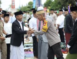Kapolres AKBP Sugeng Setyo Budhi Salat Idulfitri Bersama Ribuan Masyarakat di Lapangan Merdeka Bone